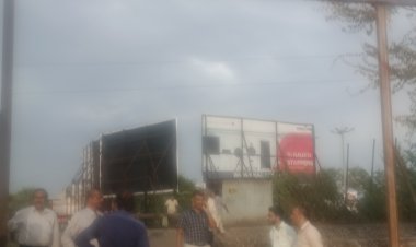 प्रांताधिकारी श्री गजानन गुरव यांनी सरगम चौकातील रेल्वे रुळा नजीक उंच बॅरिकेटेडची  केली पाहणी.