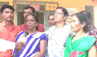 पंढरपूर उपजिल्हा रुग्णालयातील सफाई कामगारांचे सोलापूर जिल्हाधिकारी कार्यालय समोर एक दिवसीय धरणे आंदोलन.