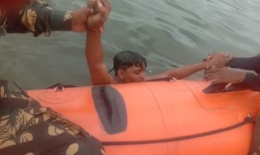 चंद्रभागा नदी पात्रात पोहत असताना दम लागल्याने बुडणाऱ्या तरुण भाविकाला वजीर पथकाकडून जीवनदान