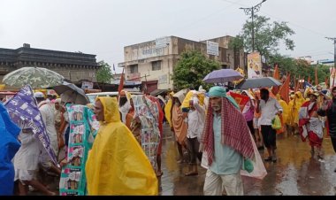 कोरोनामुळे रुसलेला वरूण राजा ,  यंदाच्या आषाढी वारीला आला,"