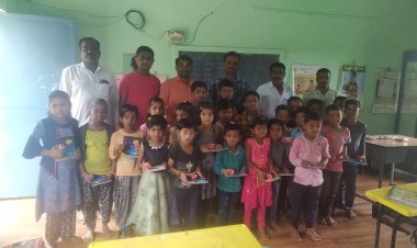 फुलचिंचोली येथे विद्यार्थ्यांना शालेय साहित्य व खाऊ वाटप.