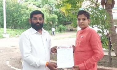 स्वाभिमानी शेतकरी संघटनेची युवा आघाडीचे प्रवक्ते रंजीत बागल यांचे डुप्लिकेट मुख्यमंत्र्यांना निवेदन