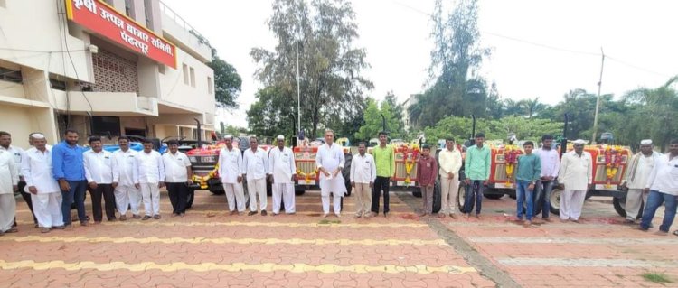 माजी आ. तथा चेअरमन श्री प्रशांत परिचारक यांच्या हस्ते 3 ट्रॅक्टरची पूजा 