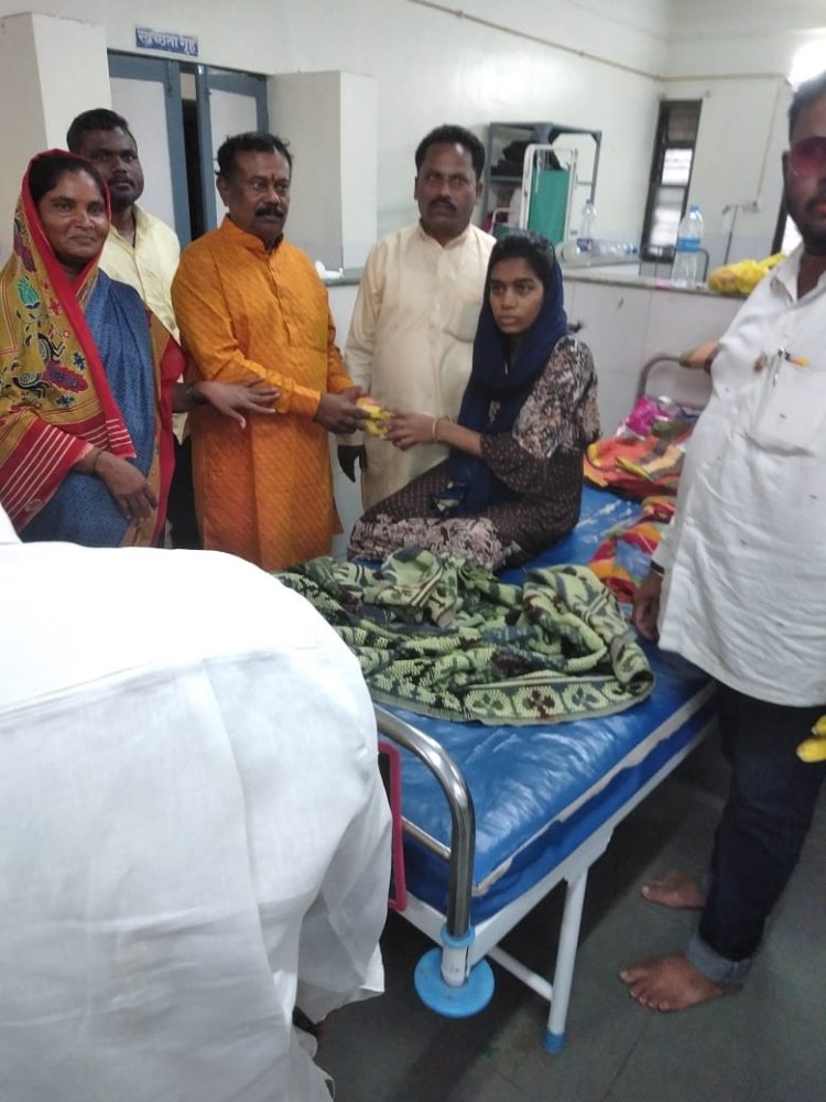 बॅरिस्टर राजाभाऊ खोबरागडे जयंतीनिमित्त पंढरपूर येथे रुग्णांना फळे वाटप*