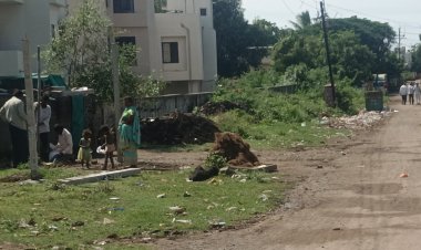 अनिल नगर भागात भर रस्त्यावर पत्रा शेड मारून अतिक्रमण