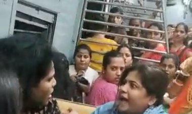 ठाणे पनवेल लोकल ट्रेनमध्ये बसण्याच्या जागेवरून महिलांची तुफान हाणामारी