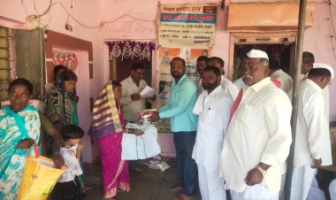 भटुंबरे रेशन धान्य दुकानांमध्ये शिंदे फडणवीस सरकारने 100/रुपये मध्ये चार वस्तूचे  किट केले वाटप.