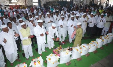 चंद्रभागेच्या आजी माजी संचालकांच्या हस्ते विठ्ठलच्या ११साखर पोत्यांचे पूजन*