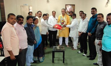 पंढरपूर नगरपरिषद कर्मचारी पतसंस्थेकडून सभासदांना मा.आ परिचारकांच्या हस्ते भेटवस्तू