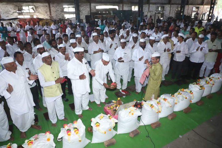 चंद्रभागेच्या आजी माजी संचालकांच्या हस्ते विठ्ठलच्या ११साखर पोत्यांचे पूजन*