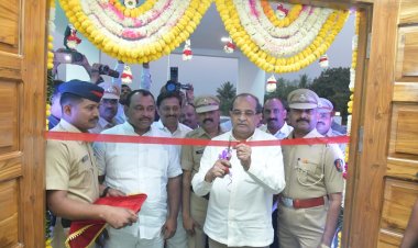 प्रशासकीय अधिकाऱ्यांनी सकारात्मक बदल स्वीकारून काम करावे -