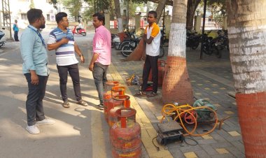 पंढरपूर शहरात अवैधरित्या घरगुती गॅस वाहनामध्ये भरताना दोघांवर गुन्हा दाखल