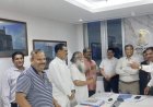 महाराष्ट्र राज्यातील नगरपंचायत नगरपरिषद कर्मचारी  मान्य झाल्याने संतोष पवार अनिल जाधव यांचे आमरण उपोषण मागे