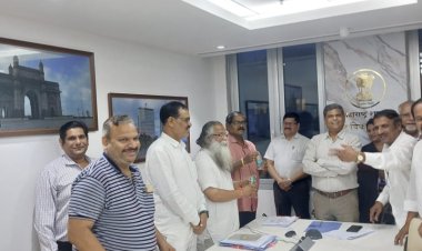 महाराष्ट्र राज्यातील नगरपंचायत नगरपरिषद कर्मचारी  मान्य झाल्याने संतोष पवार अनिल जाधव यांचे आमरण उपोषण मागे