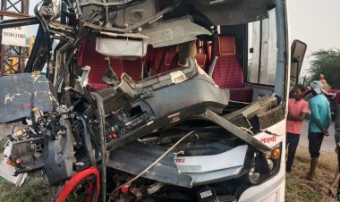 पंढरपूर करकंब रोडवर अहिल्या चौकाच्यापुढे भाविकांच्या ट्रॅव्हल्स बस व ट्रकचा भीषण अपघात. दोन जागीच ठार