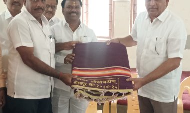 सोलापूर डिस्ट्रिक्ट लेबर सोसायटीज को ऑफ फेडरेशनच्या वतीने मजूर संस्थेचे सभासदाना वस्तू भेट.