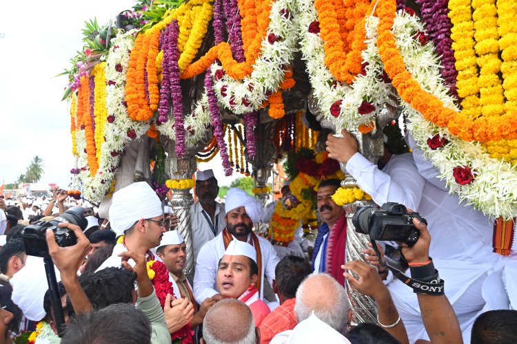 हरी नामाच्या गजरात संतश्रेष्ठ श्री ज्ञानेश्वर माऊलींच्या पालखीचे सोलापूर जिल्ह्यात आगमन