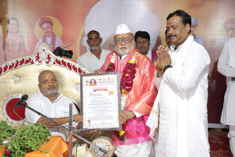 सहअध्यक्ष गहिनीनाथ महाराज औसेकर गहिनीनाथ महाराज औसेकर यांना जीवन गौरव पुरस्कार.