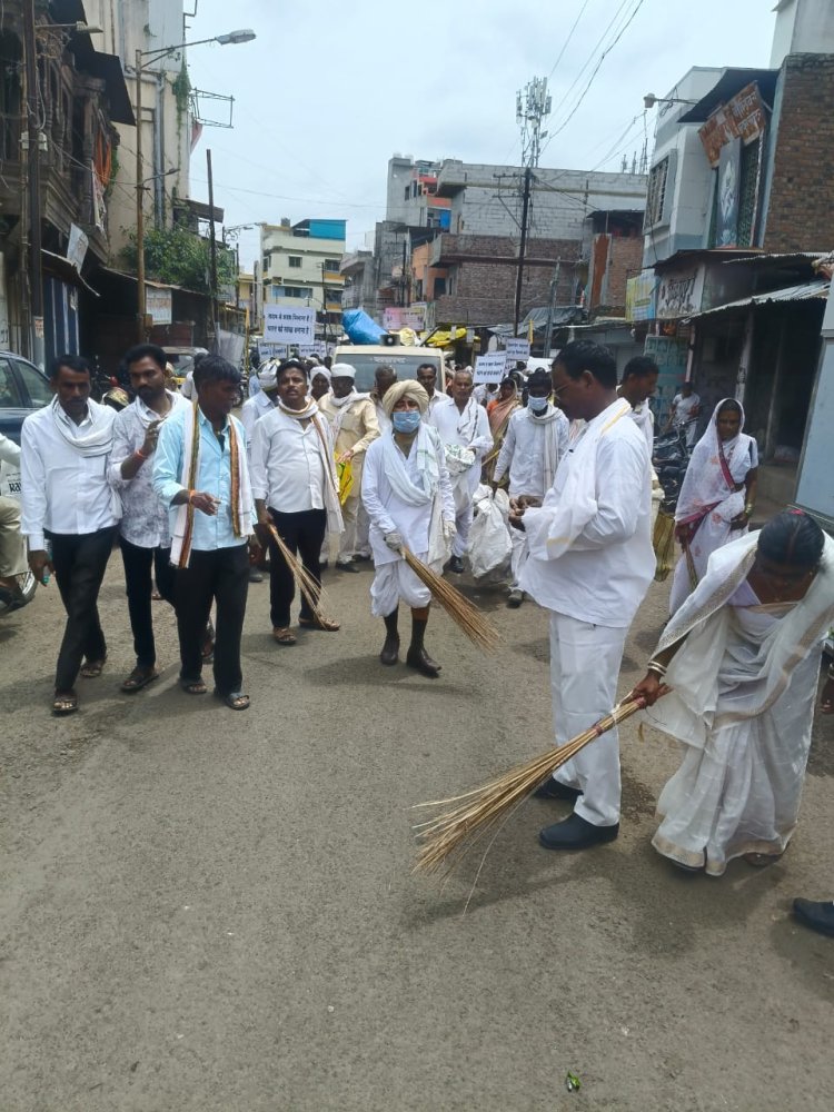पंढरी नगरीची १००० अनुयायांकडून स्वच्छता